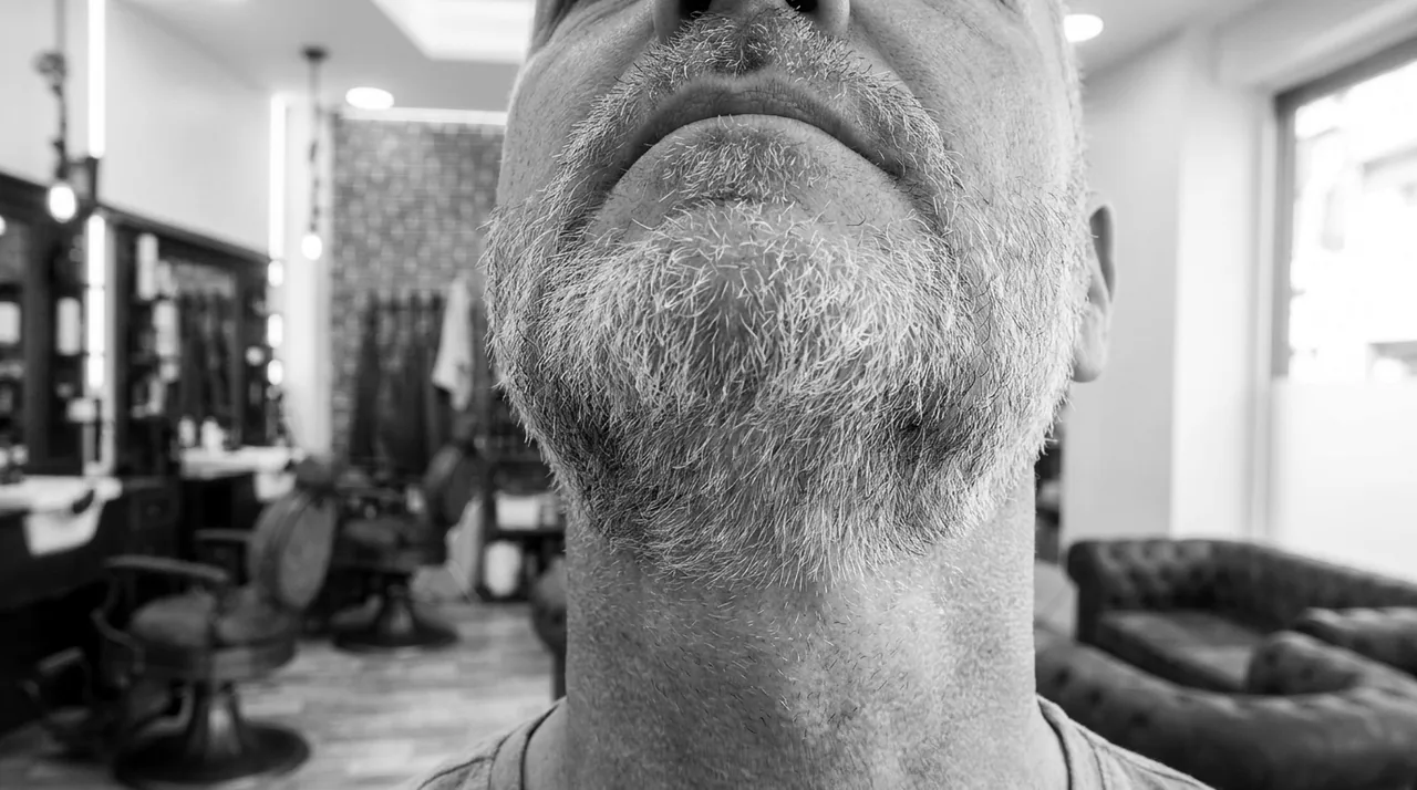 Dessous d'un menton vu d'en bas, bord de barbe grise plus haut d'un côté