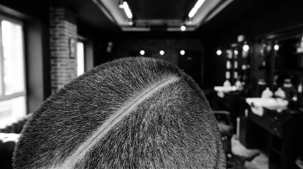 Gros plan sur une ligne rasée à la peau dans des cheveux noirs très courts