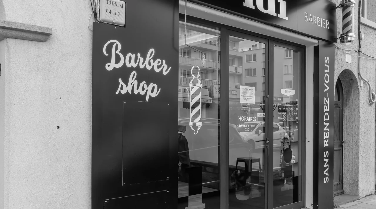Devanture du salon Lui Coiffeur de Sainte-Maxime, avec « sans rendez-vous » écrit en grand
