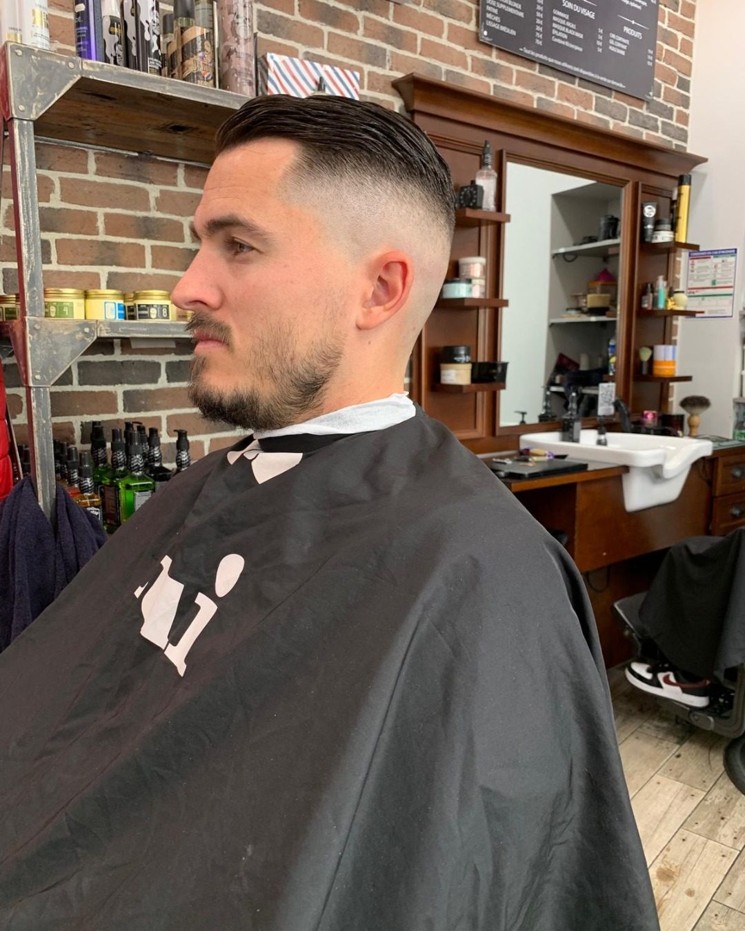 Coupe homme slick back plaquée en arrière avec dégradé net