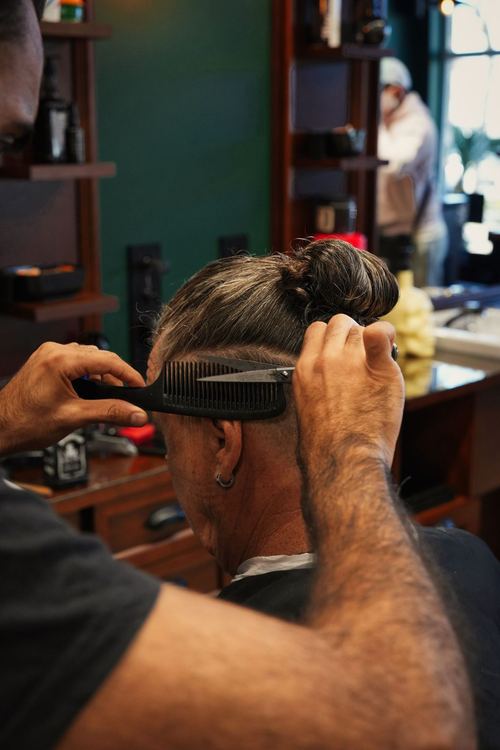 Coiffeur au travail chez Lui Coiffeur