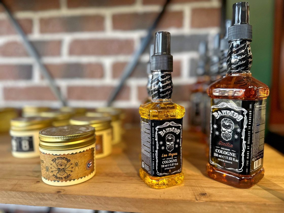 Colognes et pommades coiffantes proposées au salon