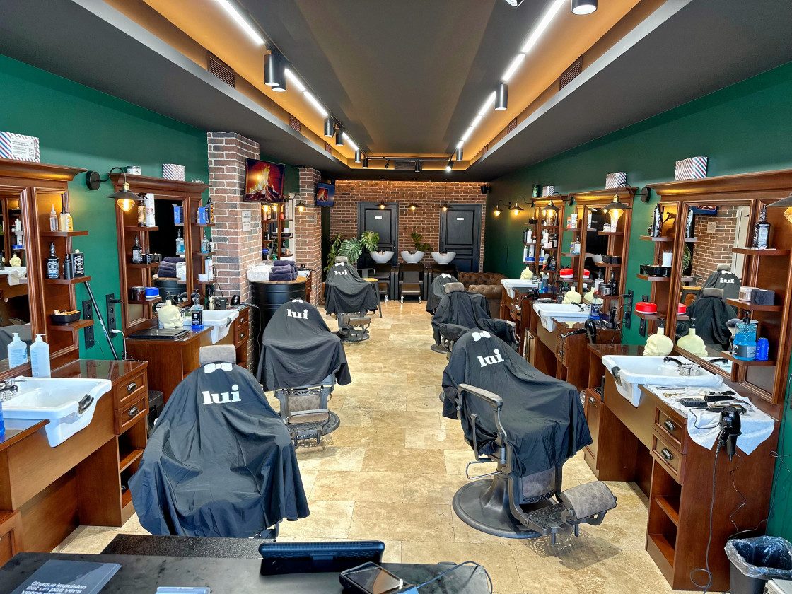 Vue d’ensemble des postes de coiffage et des miroirs du salon